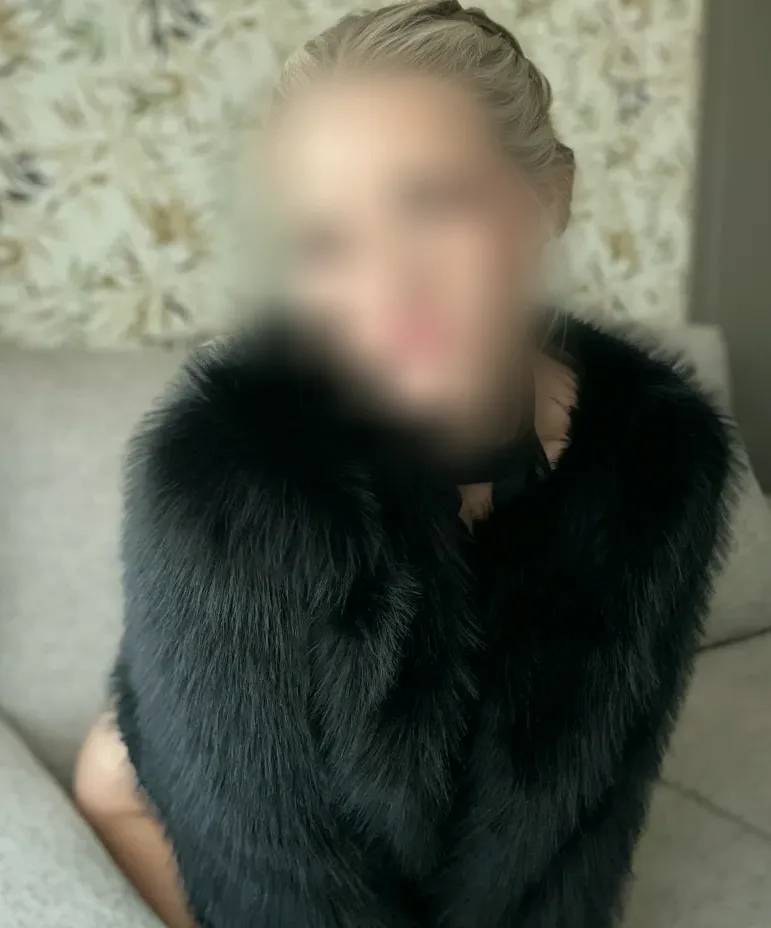 Ella, 32